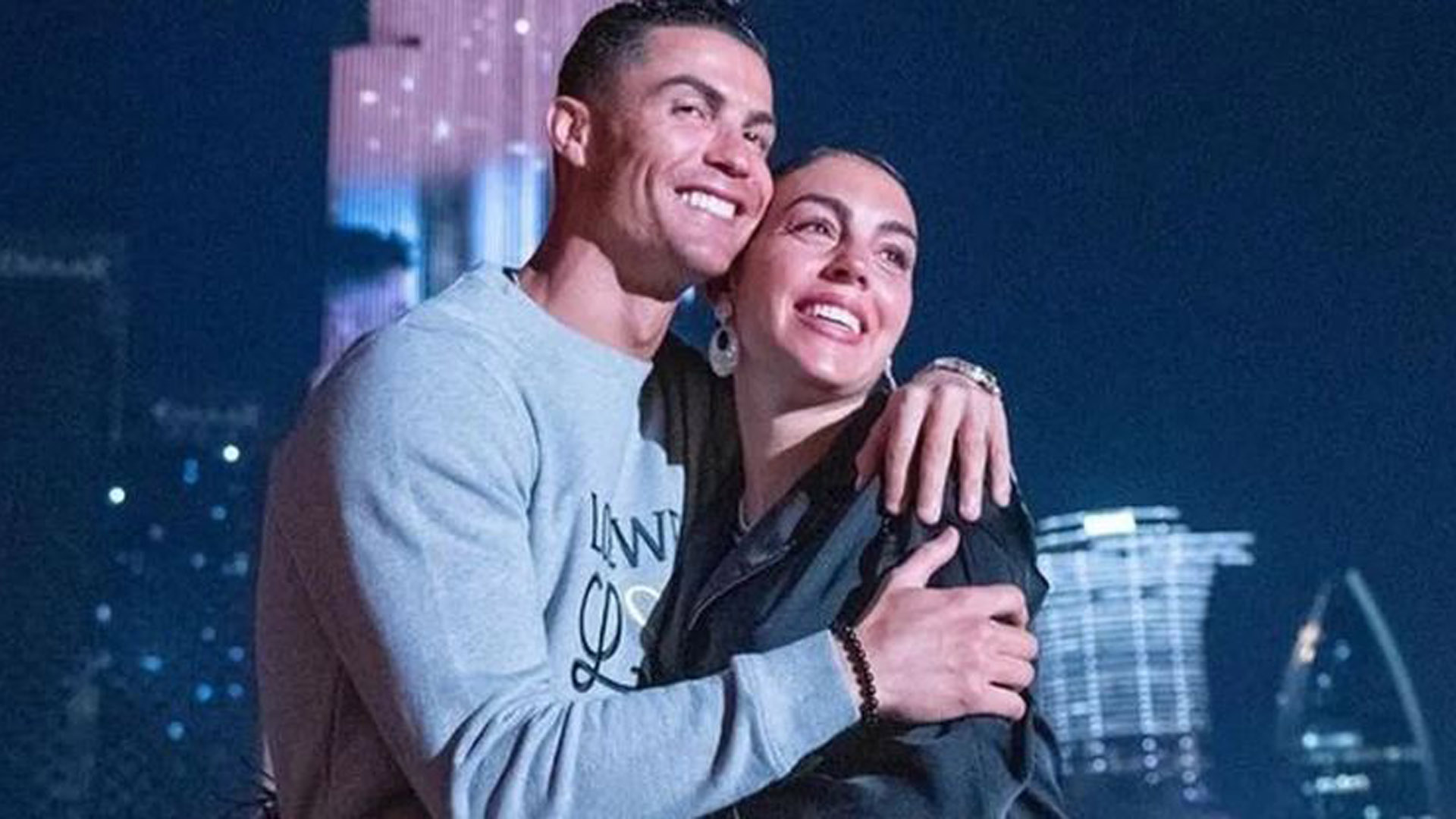 Georgina Rodríguez y Cristiano Ronaldo abrazados.