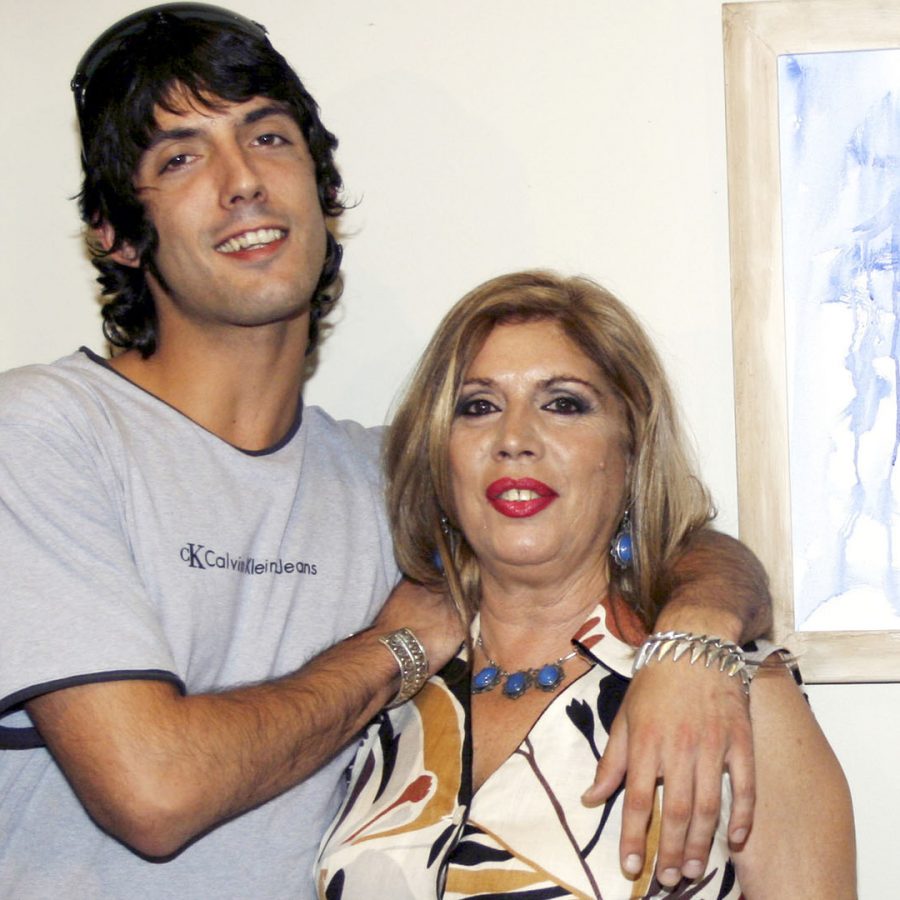 LA CANTANTE MARIA JIMENEZ Y SU HIJO FELIX SANCHO POSANDO DURANTE LA INAUGURACION DE UNA EXPOSICION DE PINTURAS REALIZADAS POR LA CANTANTE (EN LA IMAGEN UNO DE SUS CUADROS)