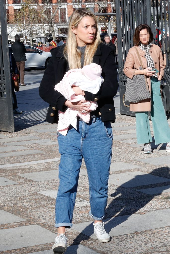 El primer look al natural de Alice Campello después de ser mamá: abrigo de Zara y sneakers de 500 euros