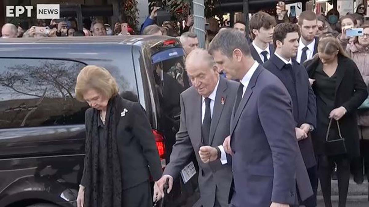 Aplausos y vítores 'al grito de Sofía': así ha sido la emocionante entrada de la Reina emérita al funeral de su hermano