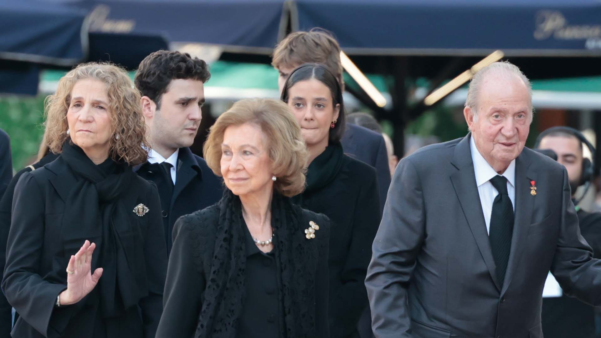 La Infanta Elena y sus hijos viajan de Atenas a Abu Dabi para reunirse con el rey Juan Carlos