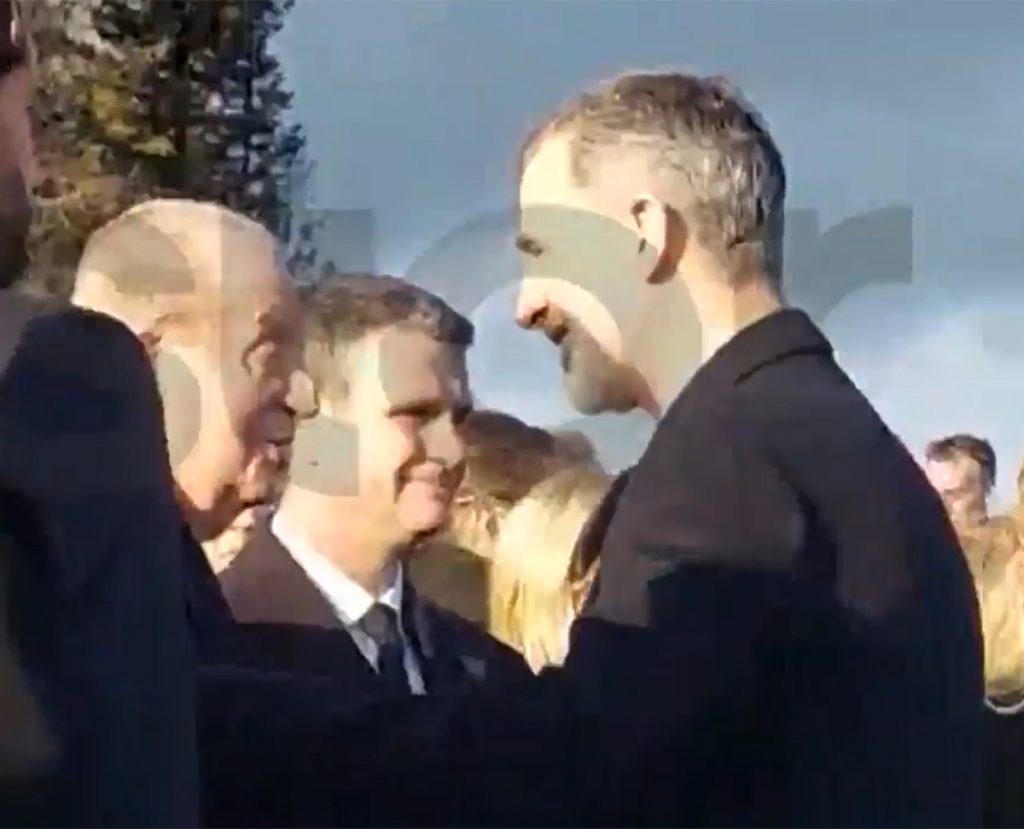 El beso entre el Rey Felipe y Don Juan Carlos que 'nadie' vio