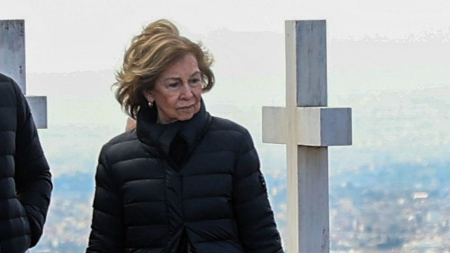 El dolor de Doña Sofía al visitar el cementerio donde reposará su hermano, Constantino de Grecia