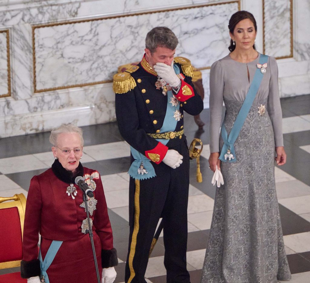 Federico de Dinamarca junto a Mary y Margarita en una gala. 