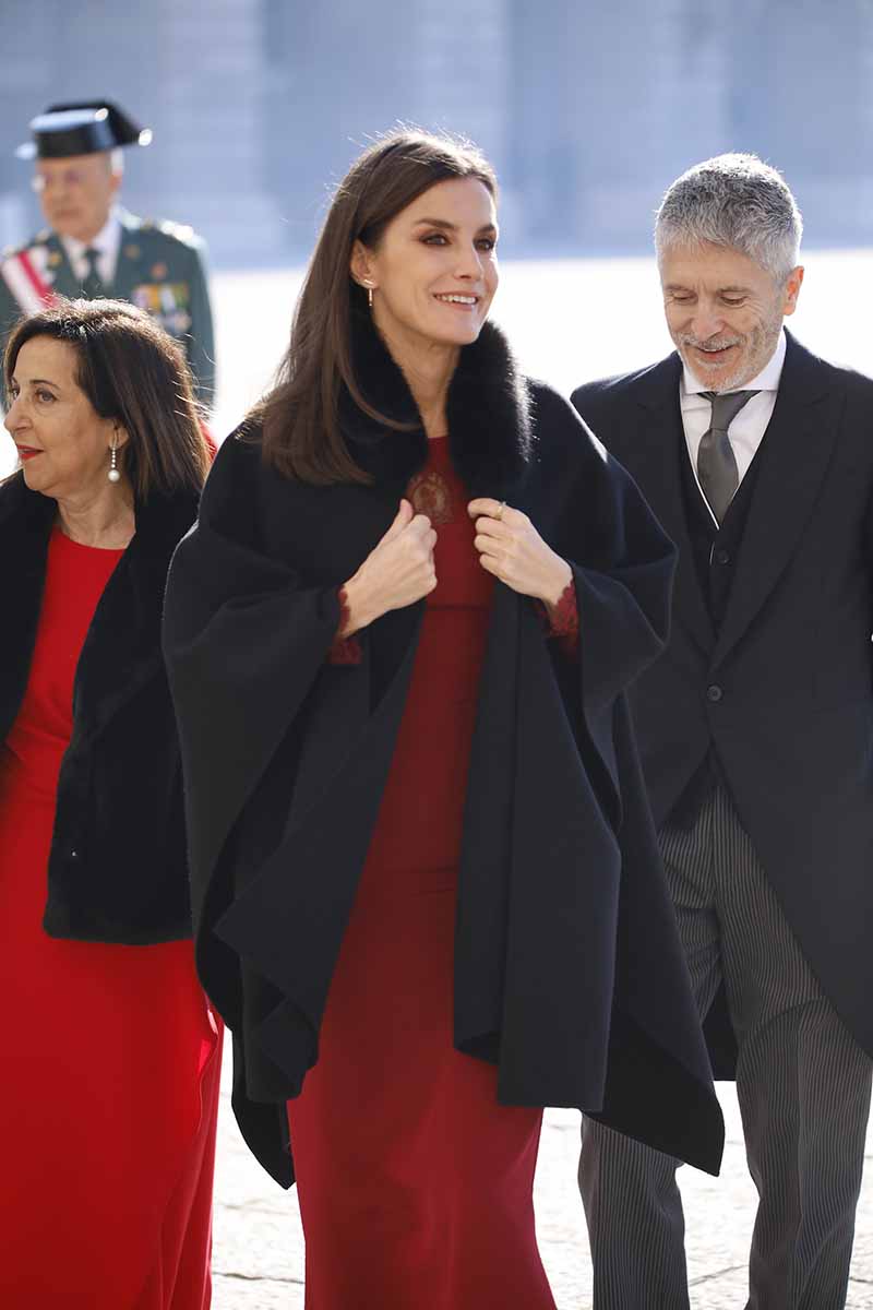 El momento "tierra trágame" de la Reina Letizia en la Pascua Militar: va vestida casi idéntica a Margarita Robles