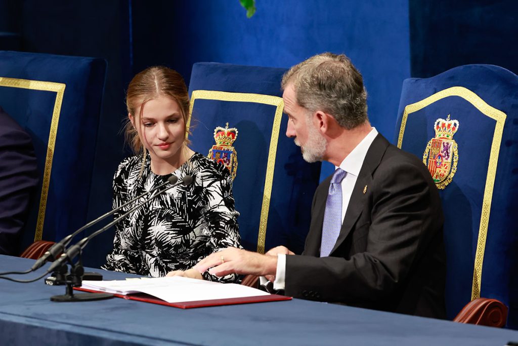 la princesa leonor con el rey felipe sentados en la mesa de los premios princesa de asturias 2022
