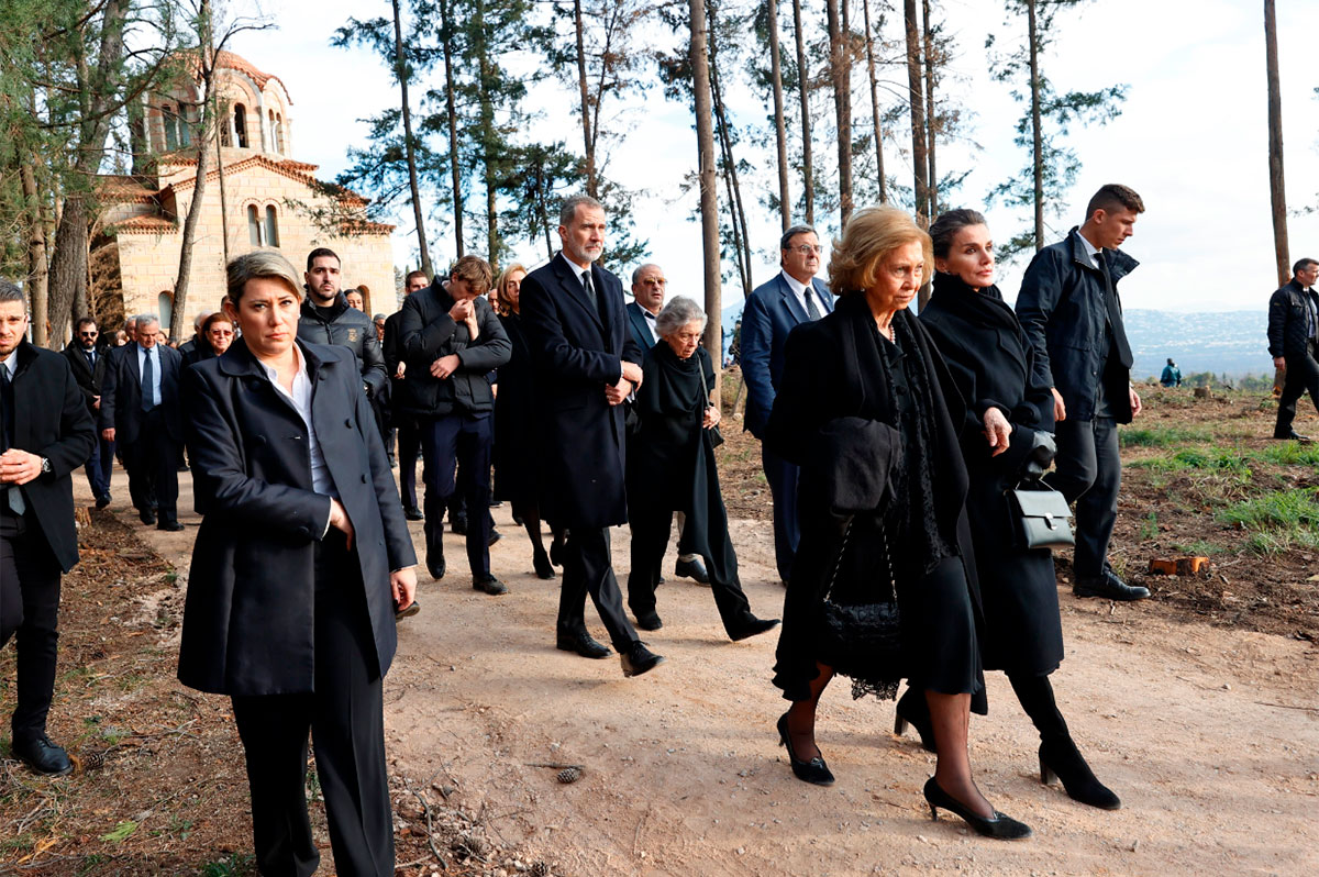 Felipe y Letizia arropan a la Reina Sofía en el cementerio familiar de Tatoi