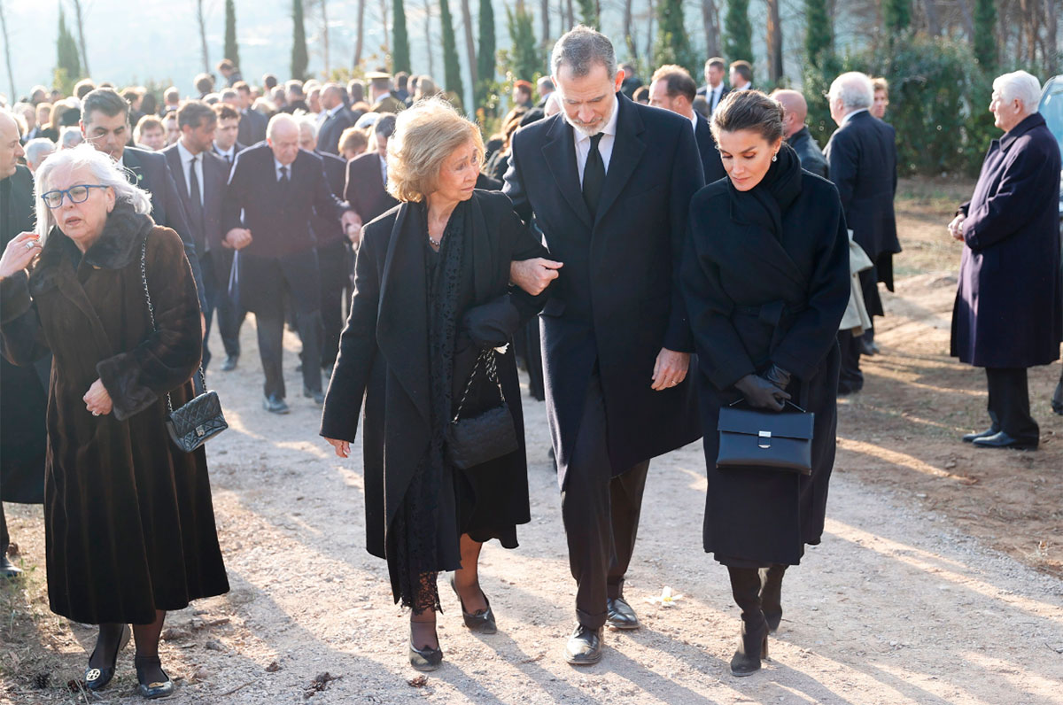 Felipe y Letizia arropan a la Reina Sofía en el cementerio familiar de Tatoi