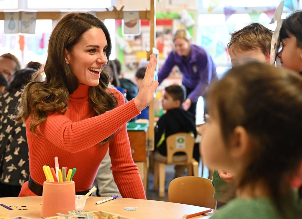 Kate Middleton (con abrigo de Massimo Dutti) olvida los dramas familiares jugando con los niños