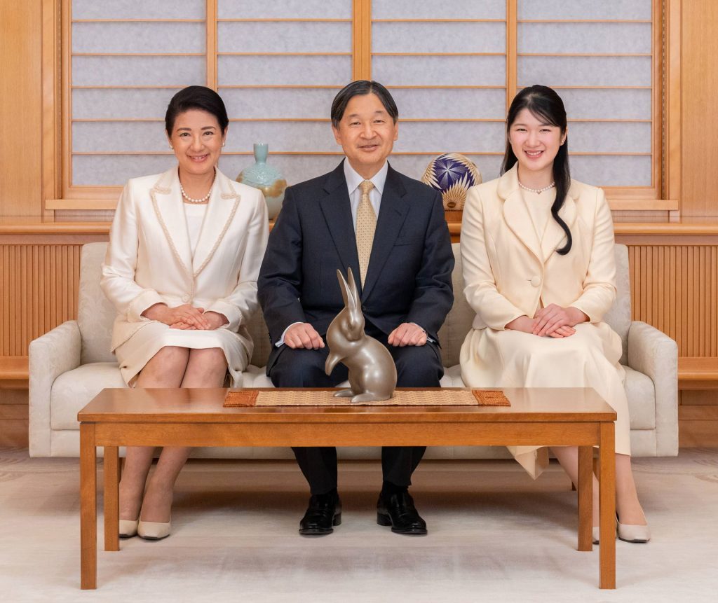 Primera aparición de Aiko de Japón en el balcón del Palacio Imperial para iniciar el Año del Conejo