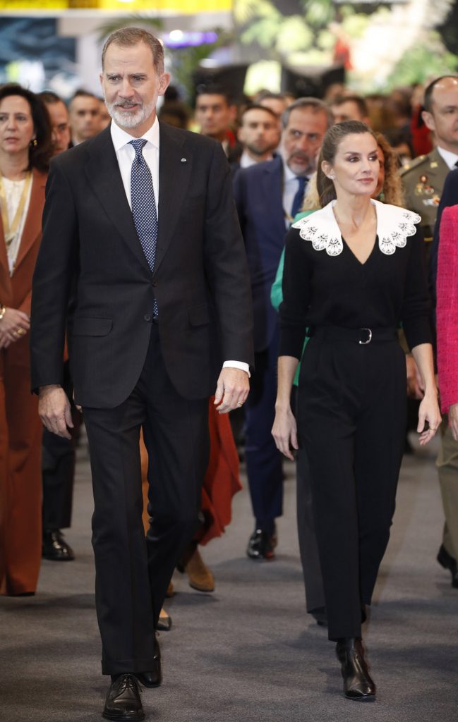 La Reina Letizia en FITUR: la vuelta al mundo con el cuello romántico que le faltaba