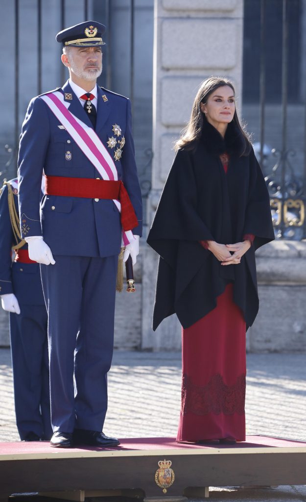 La Reina Letizia estrena 2023 con vestido rojo (¡de Felipe Varela!) para la Pascua Militar