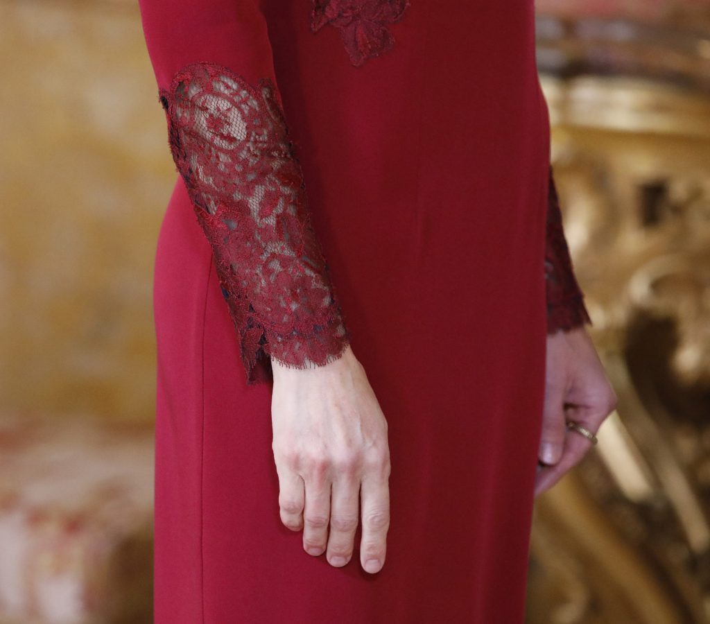 La Reina Letizia estrena 2023 con vestido rojo (¡de Felipe Varela!) para la Pascua Militar