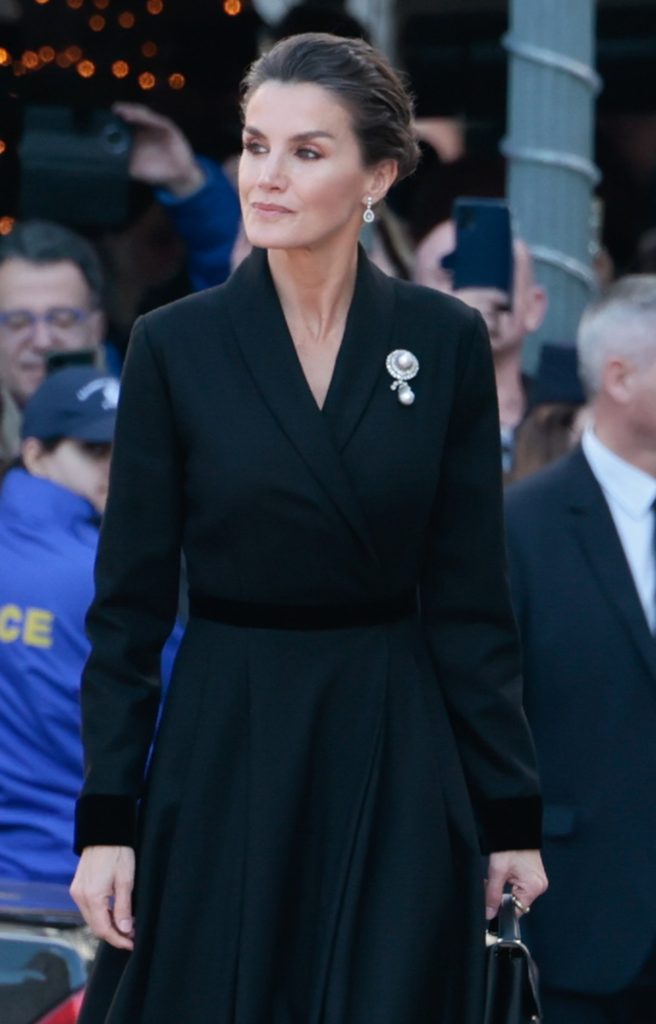 La Reina Letizia, pura elegancia con el broche de La Peregrina en el funeral de Constantino
