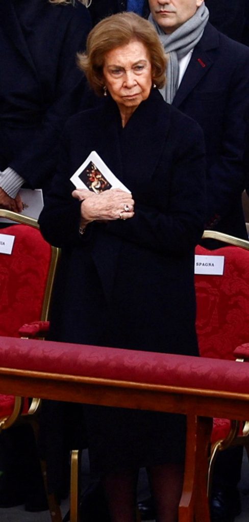 La Reina Sofía asiste con los reyes de Bélgica al funeral del Papa Benedicto XVI