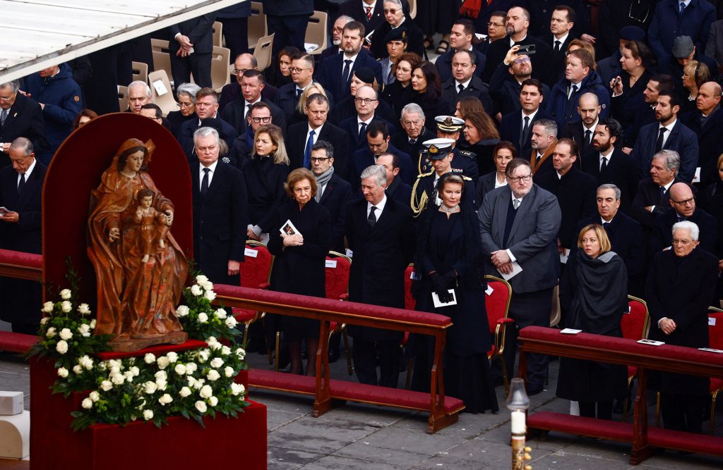 La Reina Sofía asiste con los reyes de Bélgica al funeral del Papa Benedicto XVI
