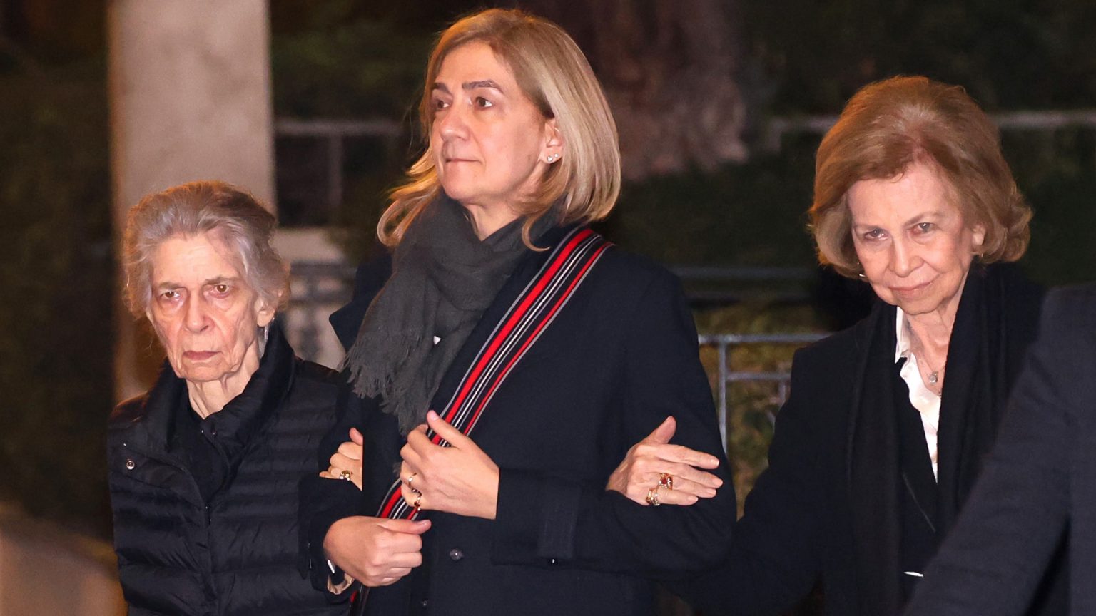 La Reina Sofía, del brazo de la Infanta Cristina: las imágenes inéditas de la cena familiar en casa de la viuda Ana María de Grecia