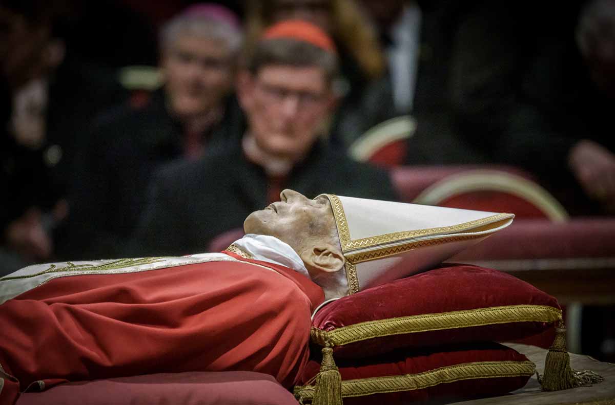 La Reina Sofía aparece por sorpresa en la capilla ardiente del Papa Benedicto XVI