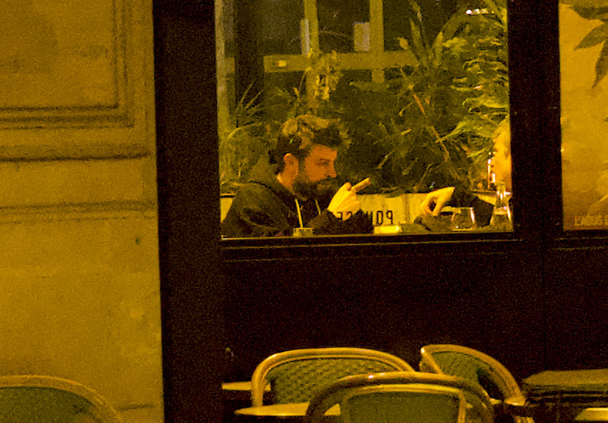 La sorprendente imagen de Piqué fumándose un puro en París