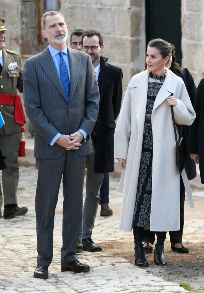 Los primeros estrenos de la Reina Letizia en Menorca: abrigo blanco, vestido rebajado y botas bajas...