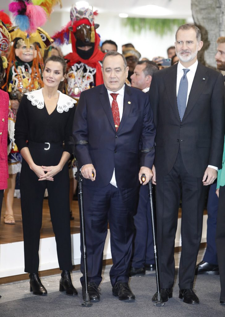 Los Reyes Felipe y Letizia hacen ojitos (y el abrazo de la Reina al presidente Moreno Bonilla) en FITUR