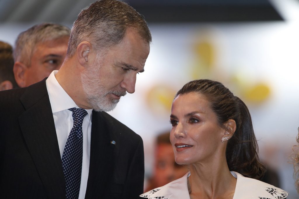 Los Reyes Felipe y Letizia hacen ojitos (y el abrazo de la Reina al presidente Moreno Bonilla) en FITUR