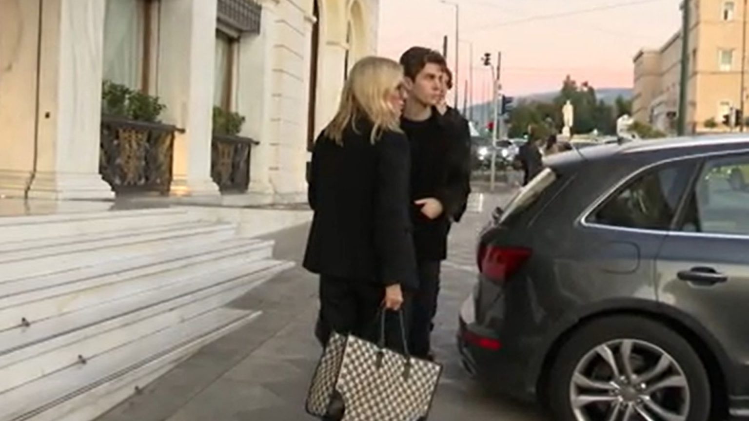 Marie Chantal de Grecia llega con su hijos al hotel más exclusivo de Atenas antes de despedir a Constantino
