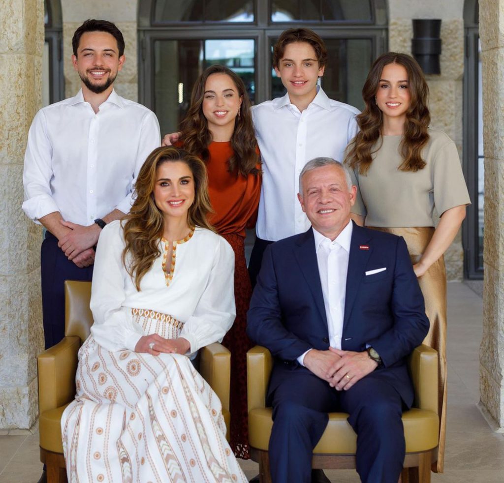 Rania de Jordania felicita el Año Nuevo sabiendo ya la fecha de boda de su hijo