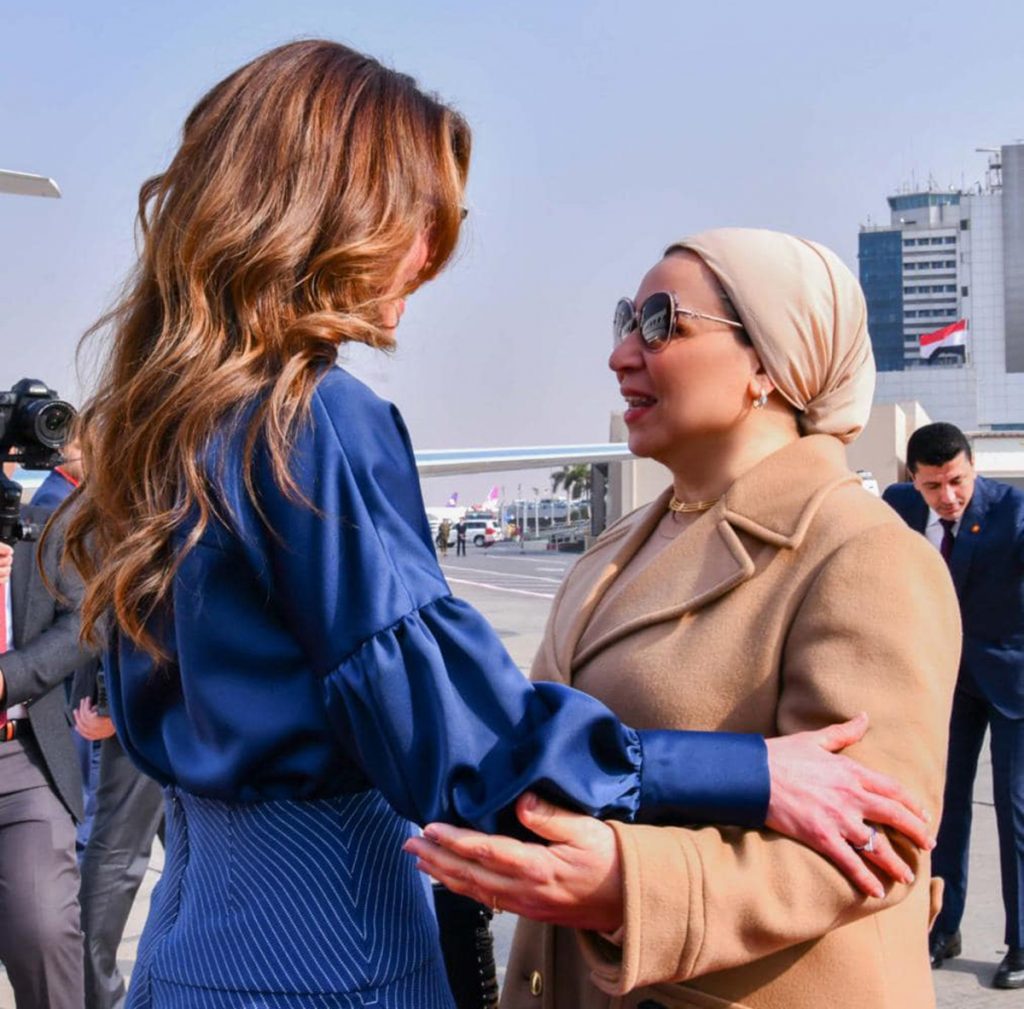 Rania de Jordania recibe una cálida acogida de la primera dama de Egipto