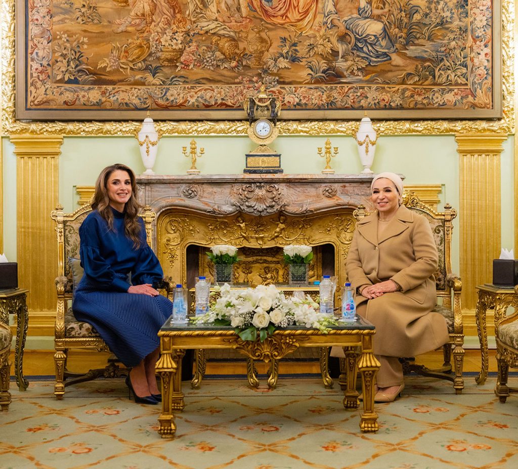 Rania de Jordania recibe una cálida acogida de la primera dama de Egipto