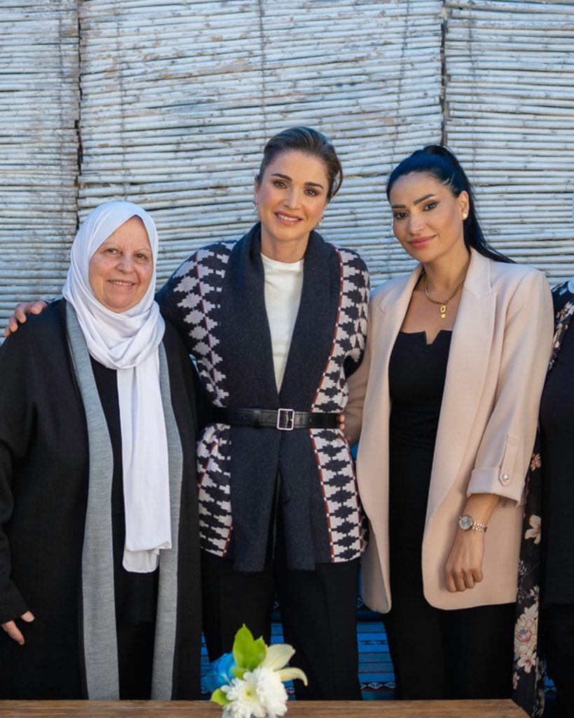 Rania de Jordania reinventa el cárdigan perfecto para el invierno