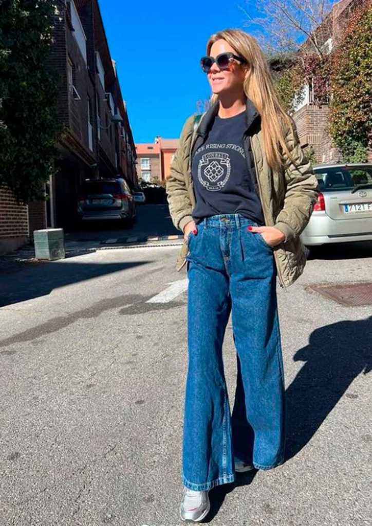 Sudadera y jeans 'Wide leg', el look de Amelia Bono que te quita años de encima