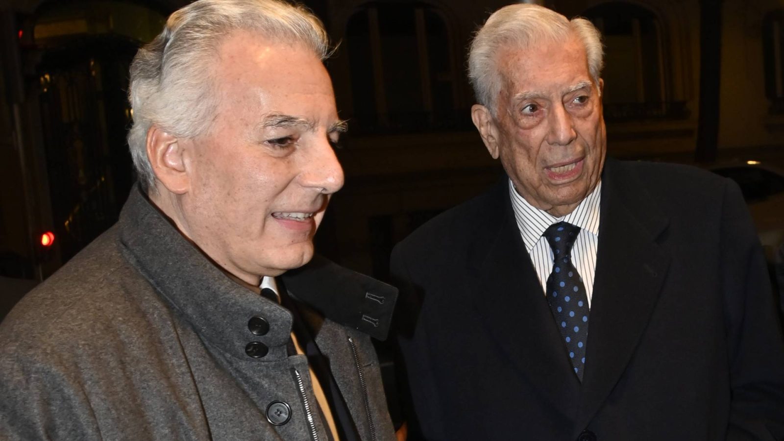 Álvaro Vargas Llosa "custodia" a su padre, Mario Vargas Llosa, en su último homenaje