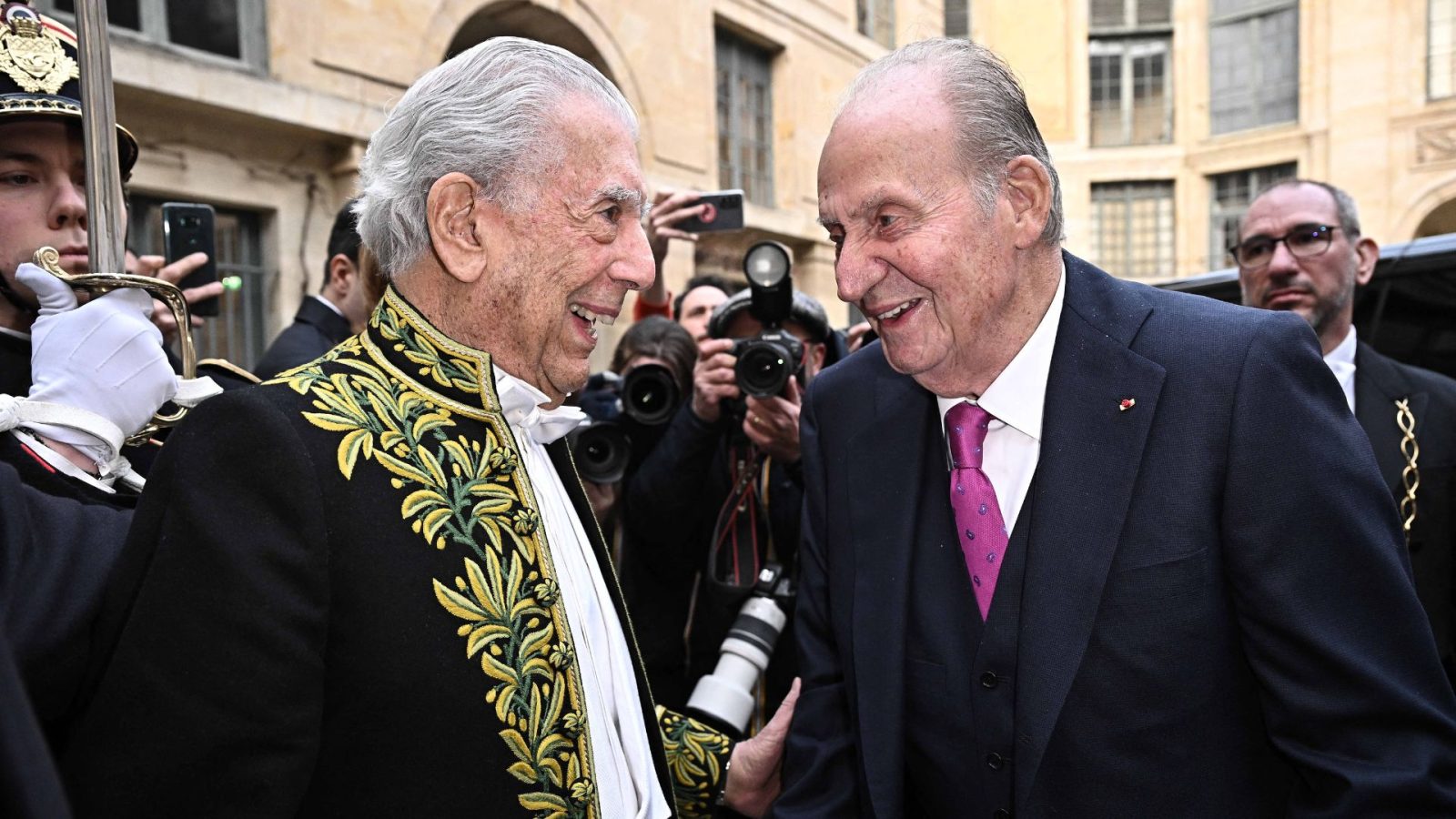 El esfuerzo del Rey Juan Carlos, en primera fila, para arropar a Mario Vargas Llosa en la Academia Francesa