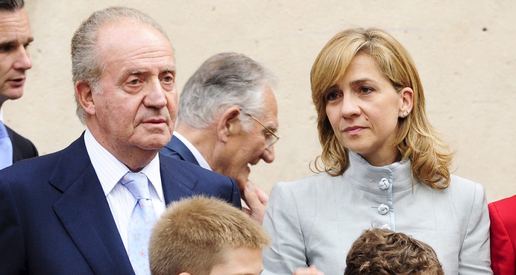 El Rey Juan Carlos ya está en París con la Infanta Cristina como escudera