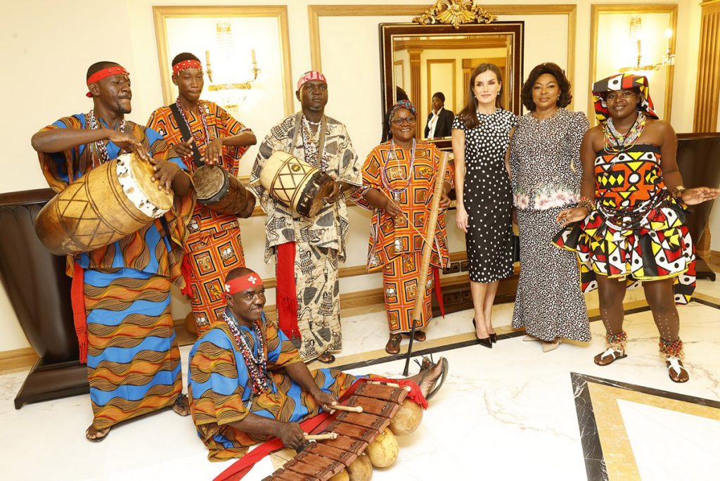 La Reina Letizia acepta un original regalo de un músico africano
