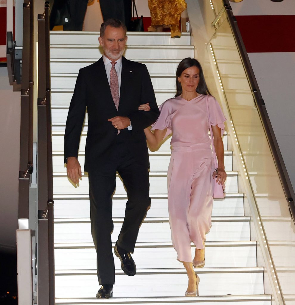 La Reina Letizia aterriza en Angola toda de rosa tras un cambio exprés en el avión