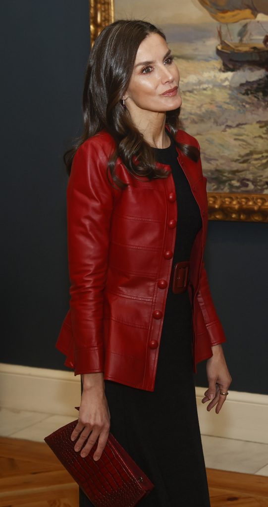 La Reina Letizia confía en su chaqueta con péplum más glamourosa para su cita con Sorolla