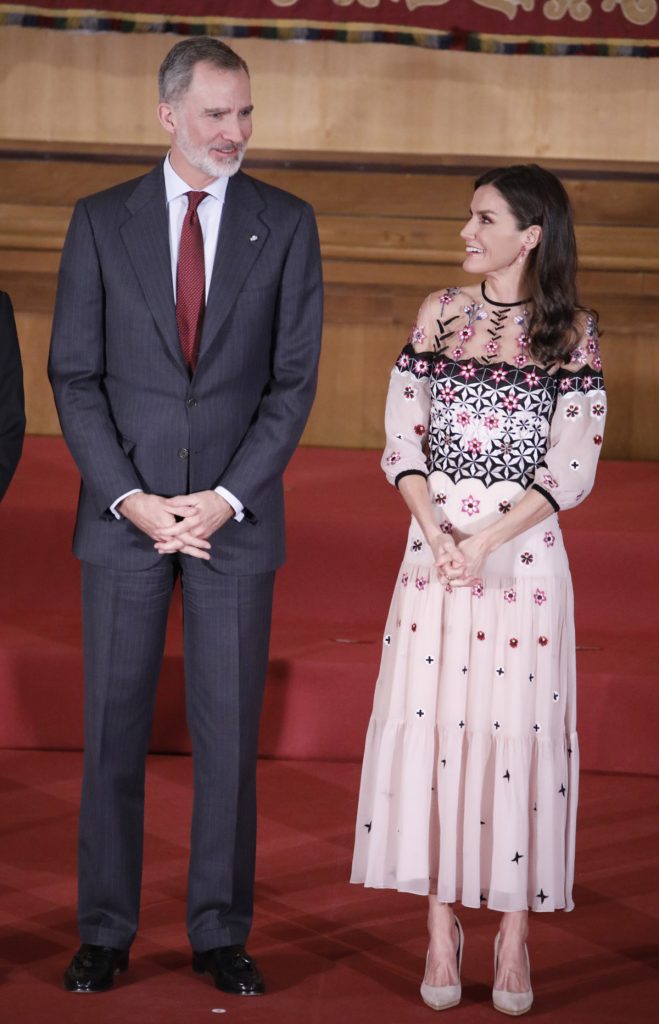 La Reina Letizia da una segunda oportunidad a un vestidazo que estrenó en Corea