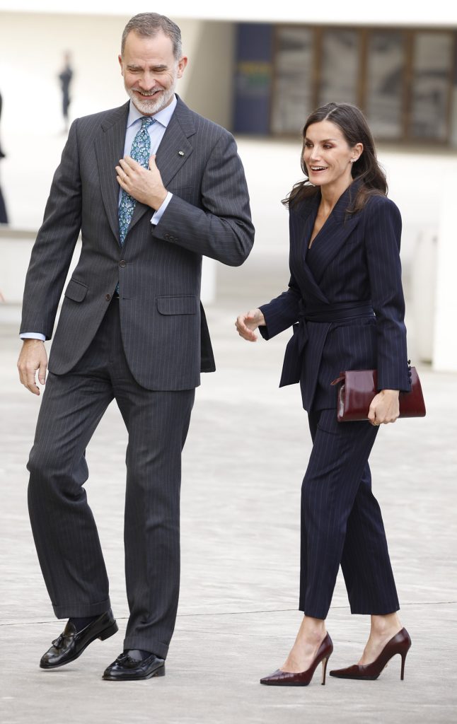 La Reina Letizia echa pimienta a uno de sus trajes ejecutivos más redondos