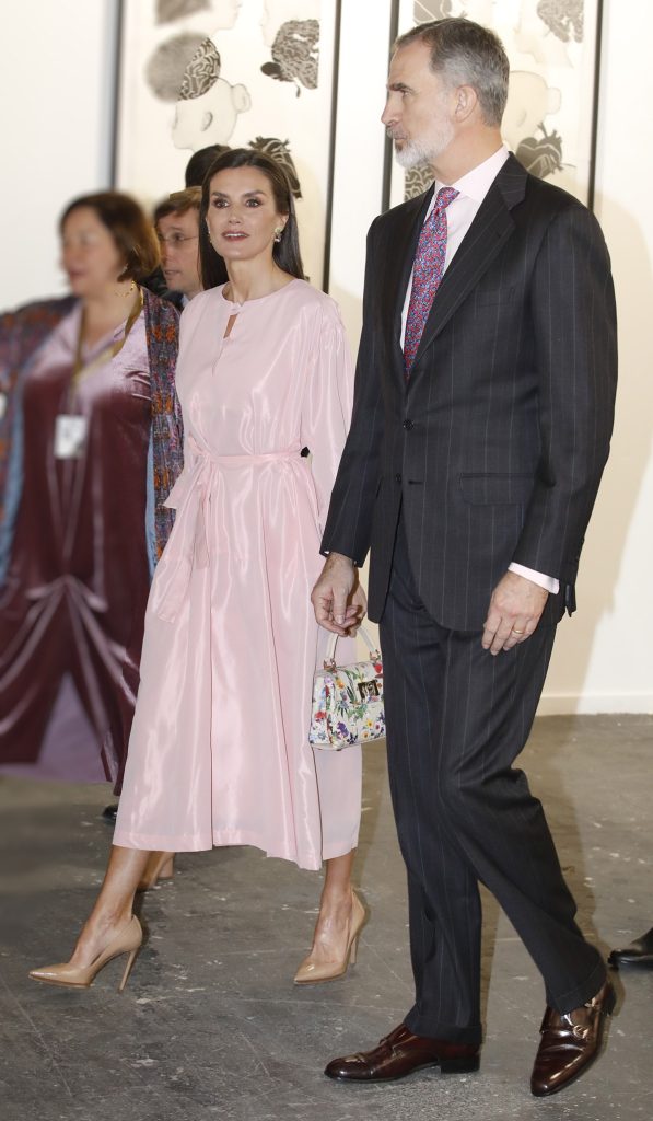 La Reina Letizia en ARCO: precioso vestido rosa y pendientes de lujo... pero los zapatos le quedan grandes