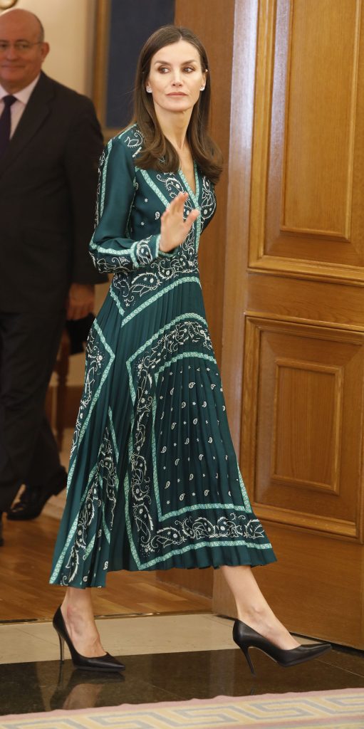 La Reina Letizia recibe en palacio con un vestido parisino del que no se cansa