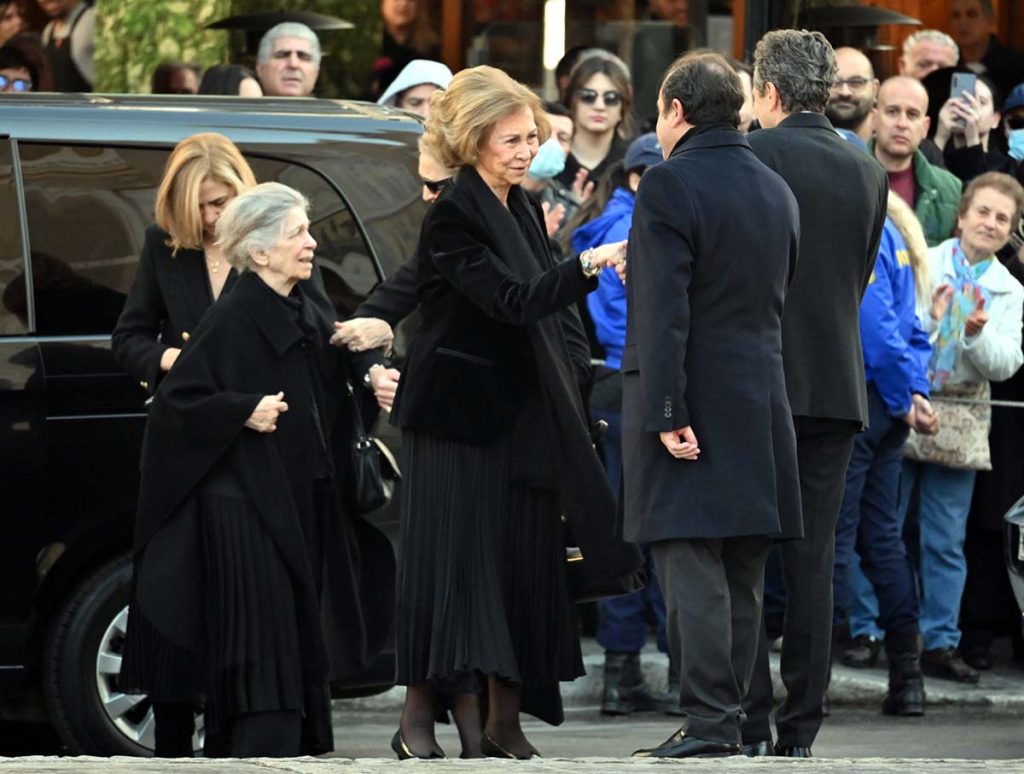 Sofia of Spain,Infanta Cristina of Spain,Infanta Elena,Duchess of Lugo,Princess Irene of Greece and Denmark Queen Sofia arrive with her daughters and Princess Irene at Mitropolis Church in Athens for the 40 day after dead of King Constantine of Greece ceremony. Pictured: Sofia of Spain,Infanta Cristina of Spain,Infanta Elena,Duchess of Lugo,Princess Irene of Greece and Denmark Ref: SPL5523527…