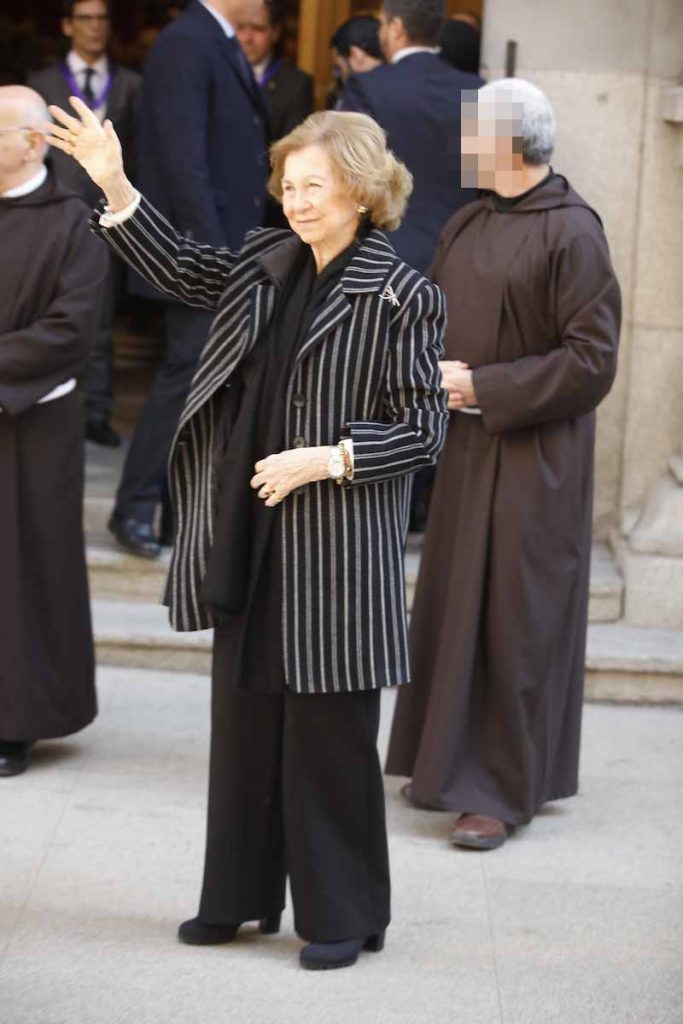 Doña Sofía recupera el luto en su visita al Cristo de Medinaceli de Madrid
