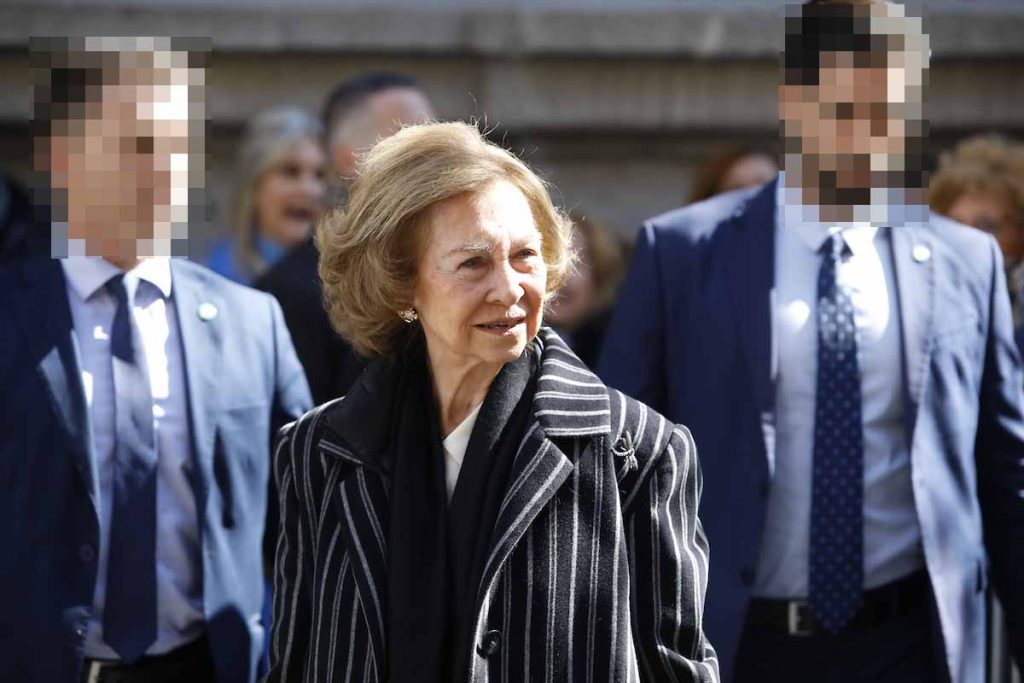 Doña Sofía recupera el luto en su visita al Cristo de Medinaceli de Madrid