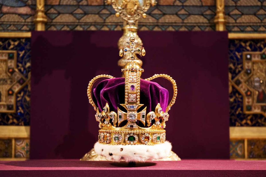 Las dos coronas históricas (que suman más de 5.600 diamantes) que llevará el Rey Carlos III en su coronación