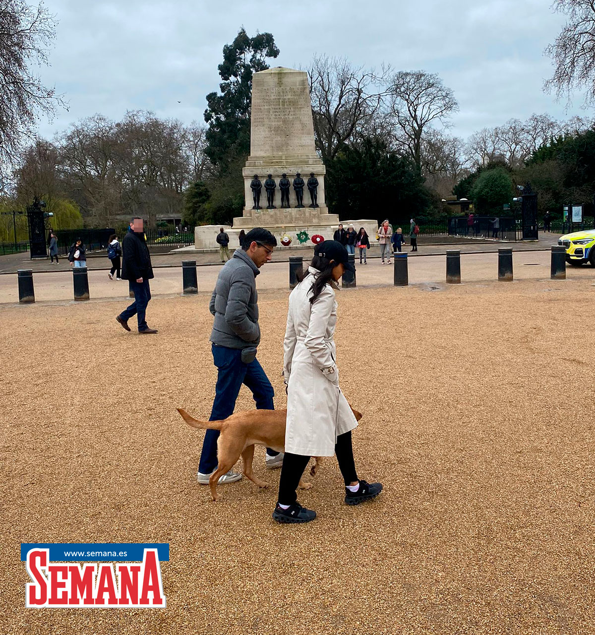 El discreto paseo del primer ministro británico, Rishi Sunak, con su mujer y su perro por Londres