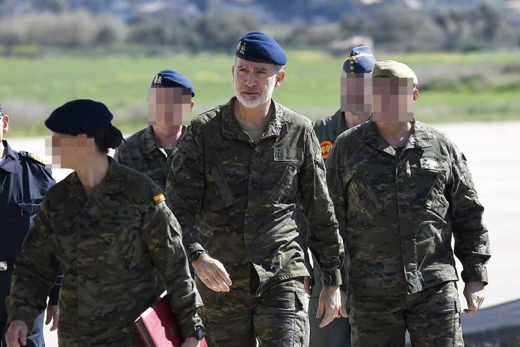 El Rey Felipe VI muestra su versión más 'poderosa' con uniforme militar en Ibiza