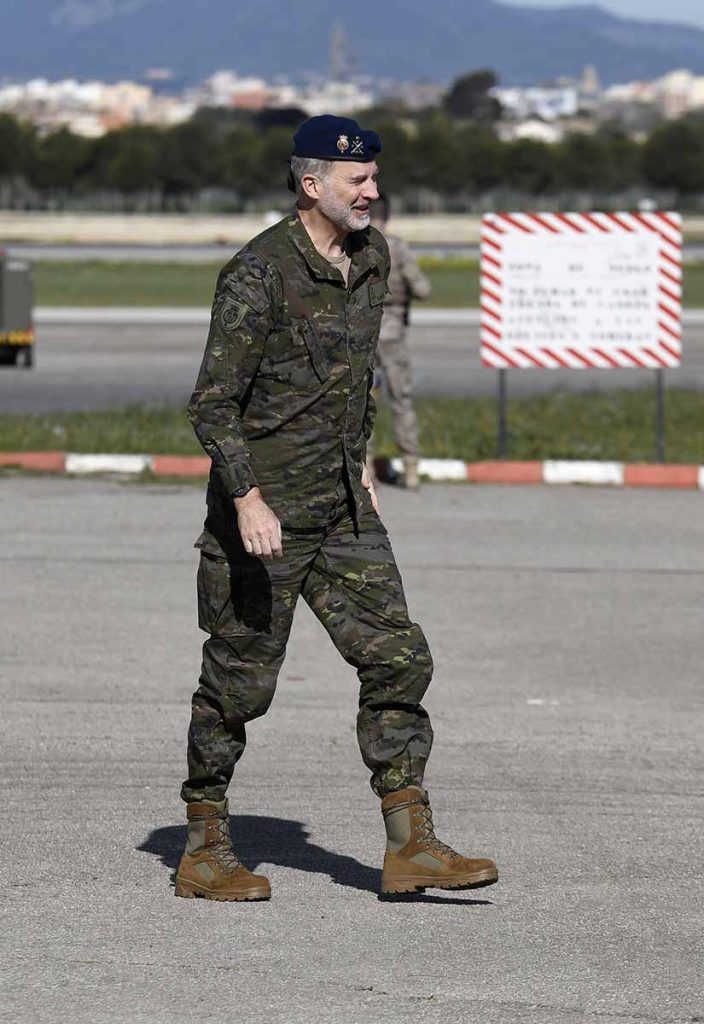 El Rey Felipe VI muestra su versión más 'poderosa' con uniforme militar en Ibiza