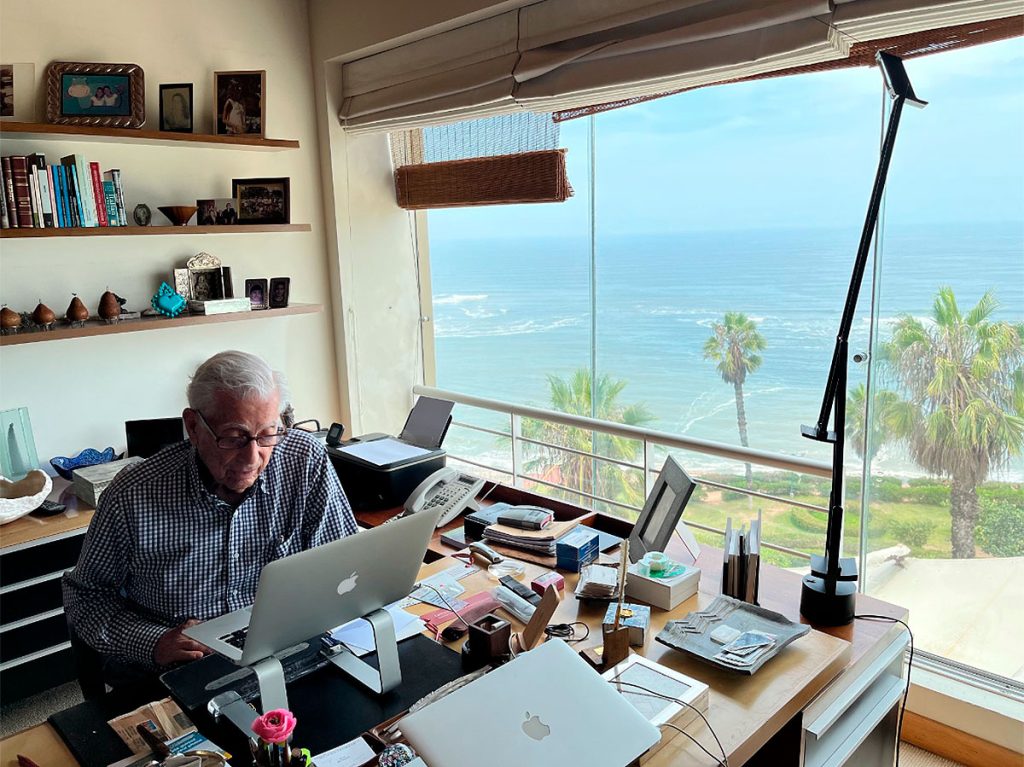 Mario Vargas Llosa con su ordenador. (Foto: @mariovargasllosa Instagram)